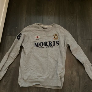 Morris tröja  - En fin Morris tröja i bra skick :)  Tröjan är storlek S men skulle absolut säga att den är mer lämplig för någon i storlek M