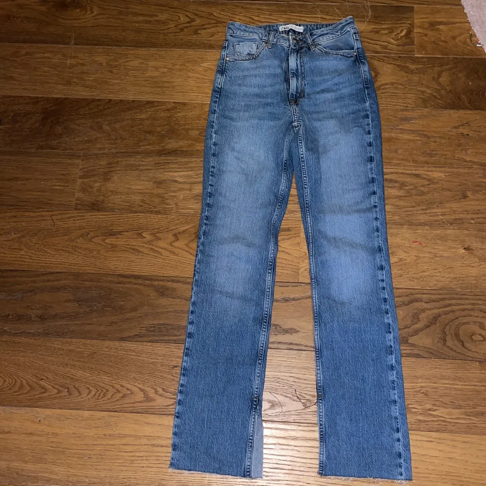 Ljusblåa jeans från zara. Raka jeans med en liten slits längst ner. Normal hög midja. Väldigt bra skick, har inte använts mer en 2/3 ggr.. Jeans & Byxor.