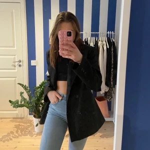 Oversized kavaj - Skitsnygg oversized randig kavaj. Köpt vintage, i mycket bra skick!! ⚡️🖤  Den är svart med tunna vit/grå ränder. Den är strl 40 men passar mig bra som oversized. Jag har vanligtvis S och är 167cm. 🌟👊🏼