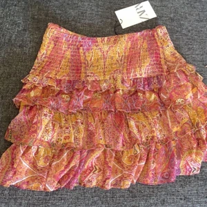 Zara kjol - Zara kjol som jag säljer pågrund av att den ej kommer till användning. Helt ny