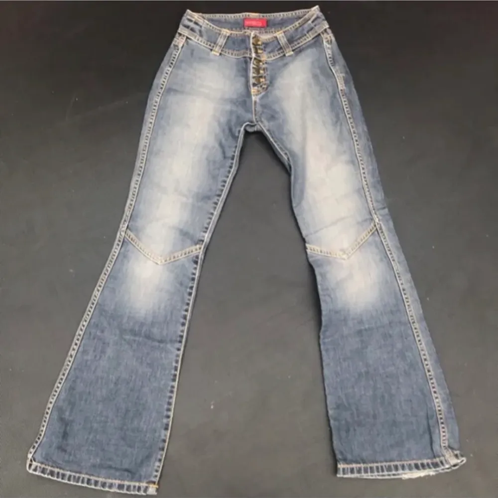 Snygga lågmidjade vintage jeans. Jättebra skick och i storlek 34! Först till kvarn. Innerbenslängd:  ca 84 cm ‼️tryck inte på köp direkt‼️. Jeans & Byxor.