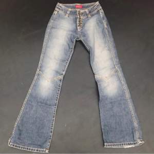 Snygga lågmidjade vintage jeans. Jättebra skick och i storlek 34! Först till kvarn. Innerbenslängd:  ca 84 cm ‼️tryck inte på köp direkt‼️