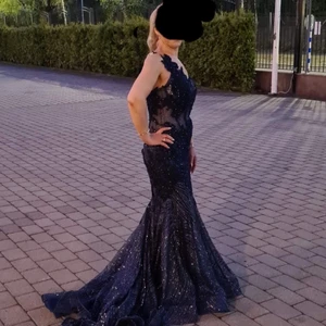 Fest/bal klänning - Säljer nu mammas andra blåa klänning då hon ska ha en ny varje fest, denna är köpt för 8000kr och är i storlek 36, mörkblå med glitter detaljer. Funkar bra på både fester och bal. Priset kan sänkas. Köpt i klänningsbutik i Södertälje 