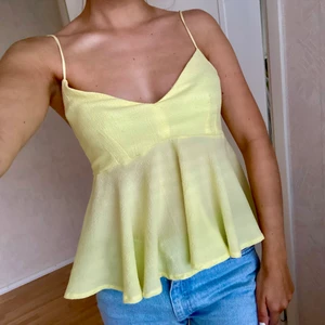 Utsåld gul topp från ZARA - Supersöt topp från ZARA som utgått sortimentet. Använd fåtal gånger så jättefint skick! S men passar XS också. Köparen står för frakt💕