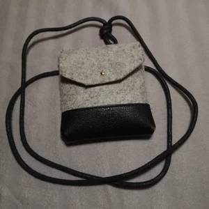  Väska  - En liten väska för mindre saker. Airpods? Ett block och penna? Den är inte jätte stor så en telefon kommer inte få plats. Jag fick med den här väskan när jag köpte ett par hörlurar men har inte änvänt den spicielt. Mer information? Säg till😊