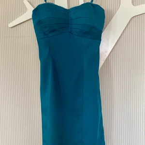 Blågrön klänning  - Klänning i stl S  Använd skick köpt på nellys