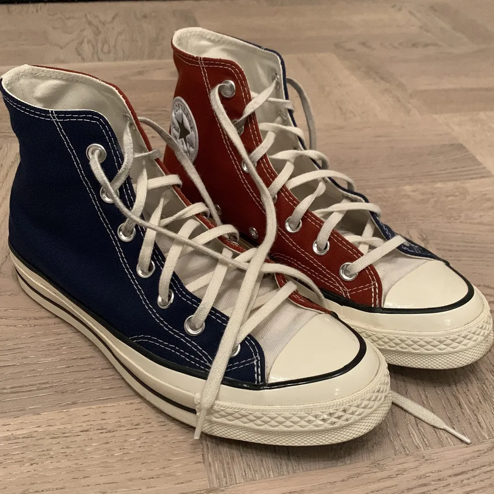 Super coola Converse i modellen Chuck 70❤️✨ Dessa har använts ca 2ggr (mycket sparsamt) och är i strl 39🥰  320kr+62kr frakt😌🌟💕 pris kan diskuteras!. Skor.