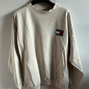 Tommy Vintage Crewneck - Säljer min favorit Tommy crewneck då jag inte har använt den på sistone, storlek L. 