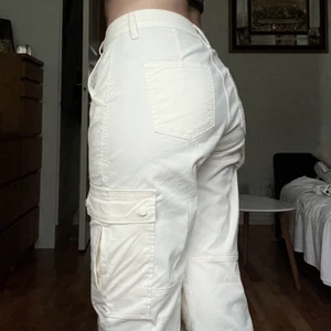 Vita Cargos - Snygga cargos som är ej använda förutom för bild. Storlek M men funkar som S. 🫶🏼