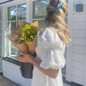 Sommarklänning 💗💗💗 - Säljer nu min fina midsommar klänning som är helt perfekt till tillfällen som midsommar men även till vardags !💕 kommer från NAKD och sitter som en smäck (sann till storleken men passar även en 38 om man pendlar emellan) 