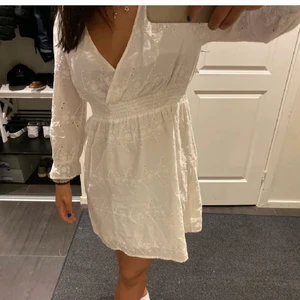 Klänning  - Säljer den här vita klänningen för 160 kr💕är fler intresserade kan man buda. Köparen står för frakten och klänningen är i storlek 36. Tryck inye på köp nu skriv till mig 