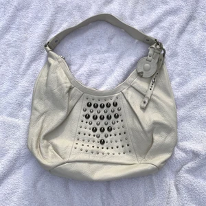 Esprit väska - Så cool axelväska från esprit i läder-imitation, bra skicka och väldigt rymlig.❤️ Älskar den men kommer ej till användning. Köpare betalar frakt