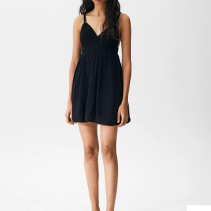 Svart klänning  - Säljer denna slutsålda svarta virkade klänningen från pull&bear, helt oanvänd! säljer då den inte passade och inte går att lämna tbx längre!