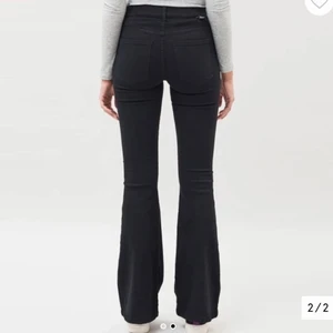 Svarta utsvängda Dr denim jeans - Svarta utsvängda Dr denim jeans i jättebra skick som säljs då de tyvärr inte används.