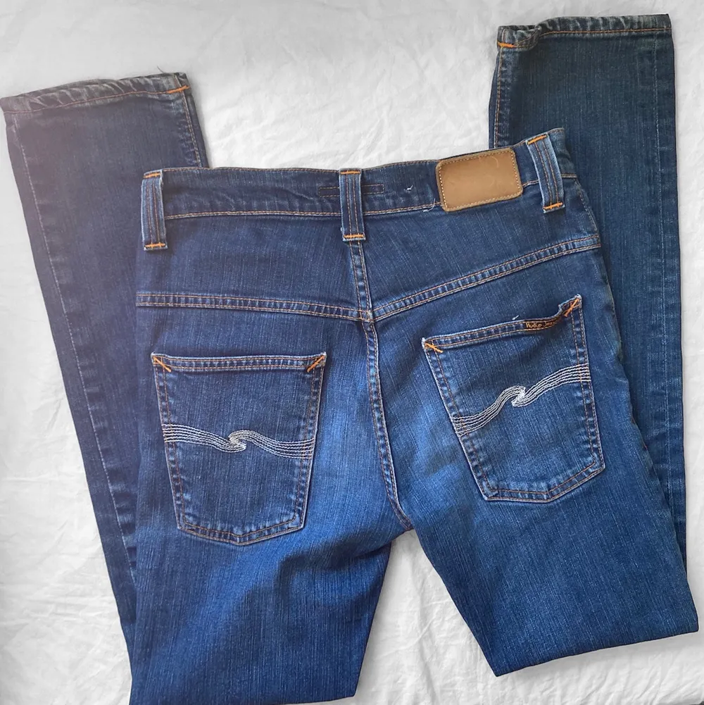 snygga midwaist nudie jeans, passar om man är runt 160-165 cm. skriv priv för mått. står för frakt. ⭐️. Jeans & Byxor.