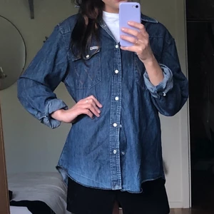Denimskjorta wrangler  - Mörkblå denimskjorta från wrangler. Fint skick!! 