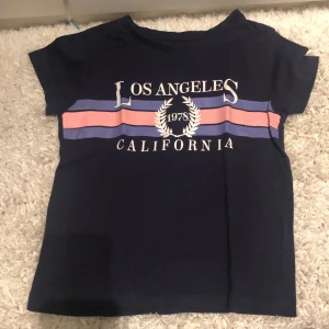 T-shirt  - Säljer nu en jättesnygg  t-shirt som är i strl. 134/140 men passar XS/S❤️