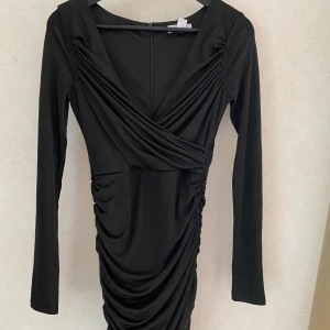 Svart bodycon klänning  - Svart bodycon klänning från Nelly. Använd en gång. 