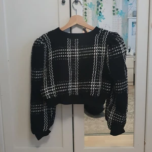 Stickad svart-vit tröja - Säljer en stickad svart-vit teöja som jag köpte i Sydkorea för ungefär 900 kr. Den är helt ny och oanvänd.