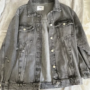 Grå jeansjacka  - Grå jeansjacka från zara i stl 164 men passar xs. 200+frakt
