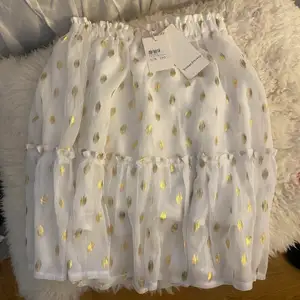 💛 Säljer denna så söta kjol ifrån vintage dressing då den tyvärr inte kommit till användning, helt oanvänd med prislappen kvar, storlek s/m 💛