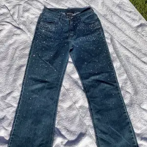 Sjukt snygga jeans som inte kommer till användning! Köpta på beyond retro och insydda i midjan men går lätt att ta upp✨ Midwaist och lite utsvängda/bootcut ben. Galet fina i solen!!🤩 Kan skicka mått om så önskas. Köpare står för frakt