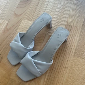 Helt nya klacksandaler - Skulle egentligen lämnat tillbaka dessa men det gick över tiden. Jag har aldrig använt dem så det är ett par helt nya skor 🥿 