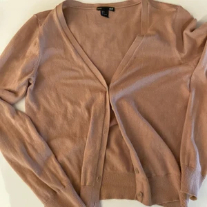 Brun kofta med knappar  - Brun kofta med knappar jätte fin kofta från h & M priset är ink frakt 💗