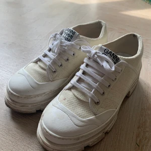 Ganni sneakers strl 39 - Supersnygga sneakers från ganni, köpta för 2595 kr förra året. Lite smutsiga men kan definitivt se som nya ut ifall man orkar rengör dem :) Storlek 39, true to size