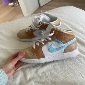 Äkta jordans  - Knappt använda jordans. Dom är äkta! Handmålade så går inte att få tag på, knappt använda.