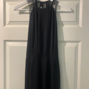 Samsoe inspirerad byxdress - Jättefin byxdress från NLY, inspirerad från samsoe samsoe. Endast använd en gång. Storlek 38🥰🌺  Pris + frakt, kan även mötas upp i Göteborgs området✨