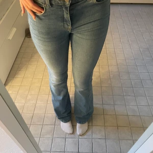 Jeans - Säljer dessa snygga somriga jeans 