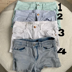 Snygga shorts till sommaren - Allt är i bra skick! MAX 2 par per person/ packet. 70KR STYCK!✨ Shorts 1: strl 158 ( passar exakt som 34) Shorts 2: strl 158 (passar exakt som 34) Shorts 3: strl 158 (passar exakt som 34) Shorts 4: strl 34  Ingen har några defekter, allt kommer från H&M🤎