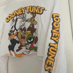 Looney Tunes crop top - Långärmad crop top med Looney Tunes tryck på framsidan och ena ärmen