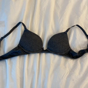 Bh - Säljer denna bh:n i storlek 65a. Säljer via swish (inte via köp nu) så kontakta mig först så får du GRATIS FRAKT 💕