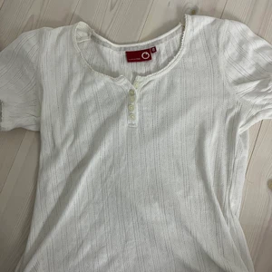 T-shirt - Urgullig tröja med knappar! Så söt och somrig tröja köpt secondhand! Säljer då ja inte är nöjd hur den sitter just på mig men älskar mönstret❤️