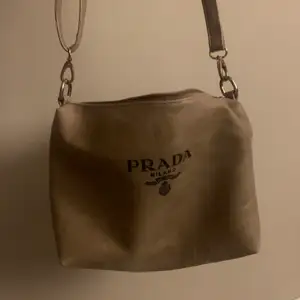 Säljer denna snygga väska som inte kommer till användning! Kan inte garantera äkthet därav priset!