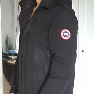 Canada Goose Jacka - Canada Goose Chateau Parka. Äldre modell Har en del defekter, därav det billiga priset.