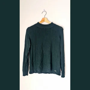 Mörkgrön polo: storlek S - En snygg mörkgrön polo som är ett perfekt basplagg. Plagget är från flash woman och är i storlek s men skulle nog passa en medium också om man vill ha den lite tajtare.  Älskar färgen och är snygg till hösten! 