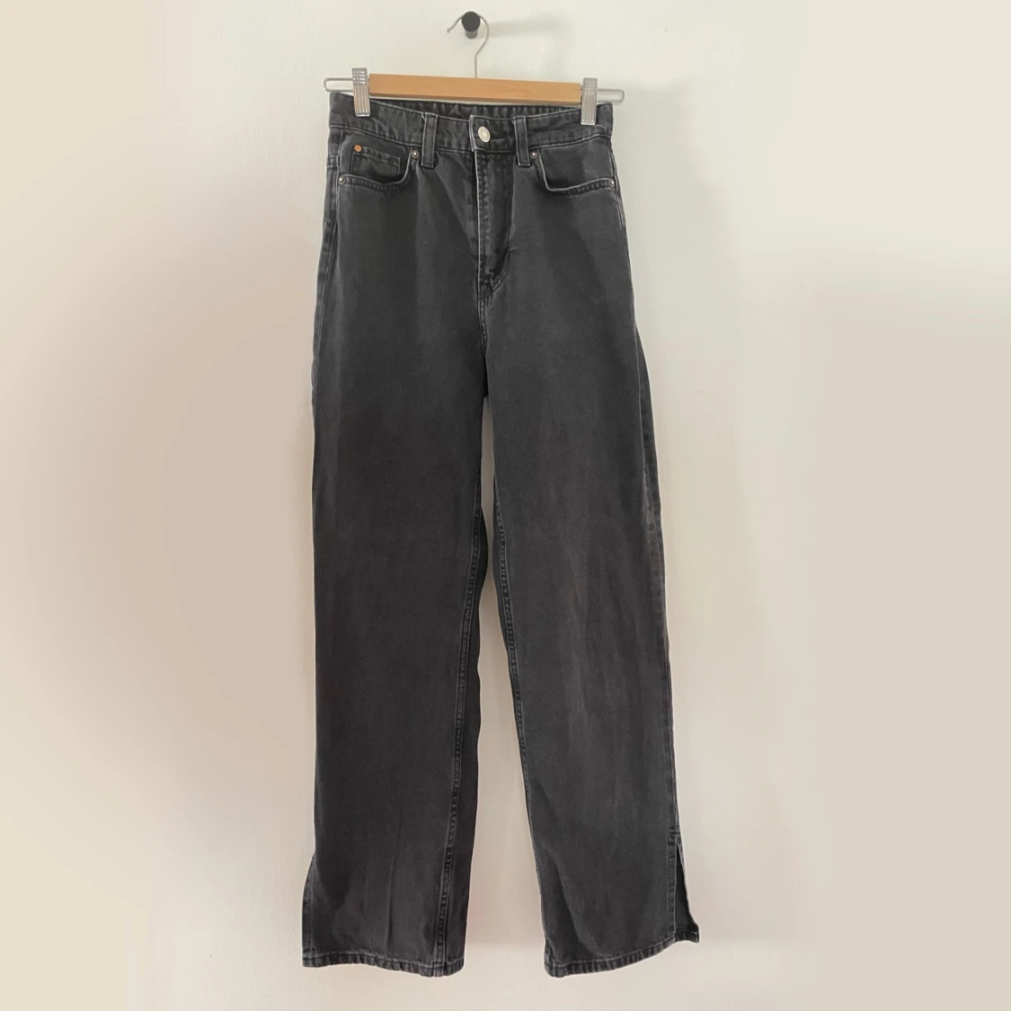 H&m svarta högmidjade jeans