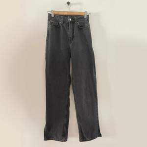 ’Loose straight High waist’ Svarta högmidjade jeans. Oanvända!