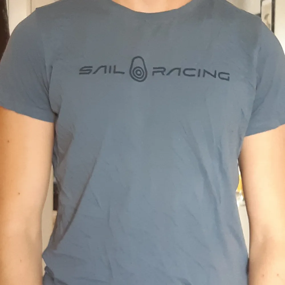 Blå Tshirt från Sailracing storlek Medium. T-shirts.
