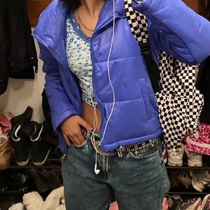 Blå dunjacka - En basic men super skön blå dunjacka. Den är lite tunn så kan nog inte användas just i vinter. Den kom inte till användning därför säljes den💙