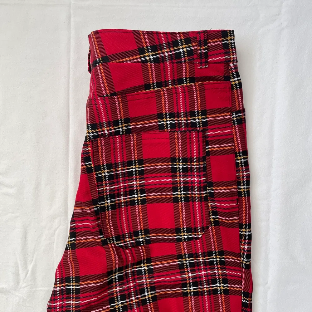 Rutiga röda kostymbyxor, går till strax över ankeln på en som är 182, bra skick. Jeans & Byxor.