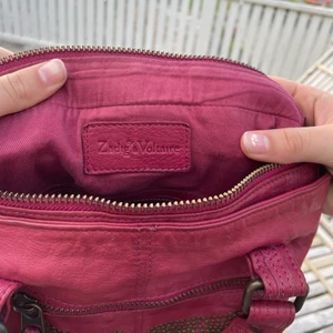 Zadig väska - Zadig väska köpt på second hand💓i färgen hallonröd/rosa. Använd max 3 gånger och i bra skick. Skickas genom post🫶