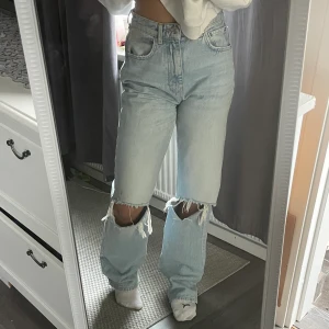 Slitna jeans - Väldigt fina högmidjade slitna jeans i storlek 36, sparsamt använda och extremt sköna, jag är 163 cm