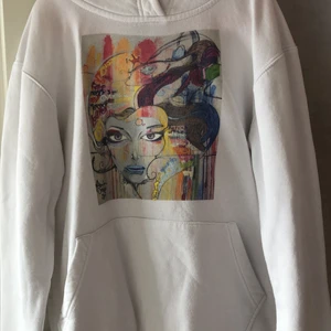 The cool elephant hoodie - Jag tänkte sälja denna the cool elephant hoodin då den inte kommer till användning länge! Den är i helt okej skick trycket har tappat lite färg men det är inget man tänker på det finns häller inget snören till men det kan att sätta dit själv!💗