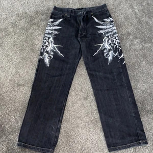 Cybery2k jeans  - Säljer mina premium jeans eftersom jag inte använder dem. De är riktigt feta och har rimestones på ena fickan. Problemet är att knappen man stänger jeansen med måste fixas och JAG HAR INTE FIXAT DEN!
