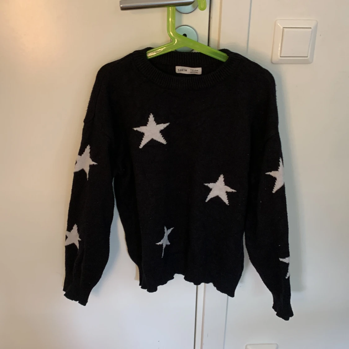 Svart tröja med vita sjärnor