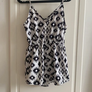 Jumspuit - Säljer denna Jumpsuiten som är i nyskick. Den är i storlek XS. Jag står för halva frakten. Kontakta mig vid köp❤️